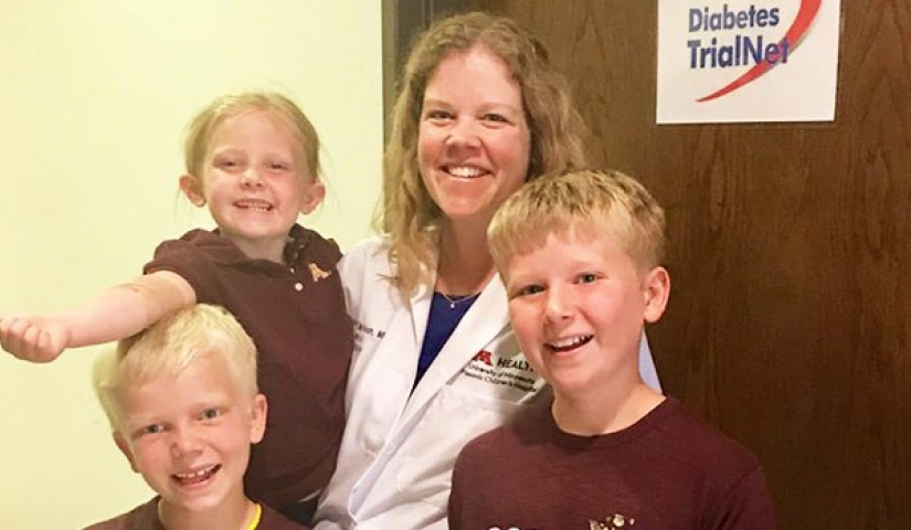 Imagen: Dra. Jennifer McVean, fotografiada con sus hijos, Joseph (10), Peter (8) y Elizabeth (5), en una cita reciente de la fase de selección de TrialNet en la Universidad de Minnesota.