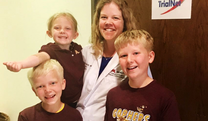 Dra. Jennifer McVean, fotografiada con sus hijos, Joseph (10), Peter (8) y Elizabeth (5), en una cita reciente de la fase de selección de TrialNet en la Universidad de Minnesota.