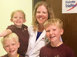 Imagen: Dra. Jennifer McVean, fotografiada con sus hijos, Joseph (10), Peter (8) y Elizabeth (5), en una cita reciente de la fase de selección de TrialNet en la Universidad de Minnesota.